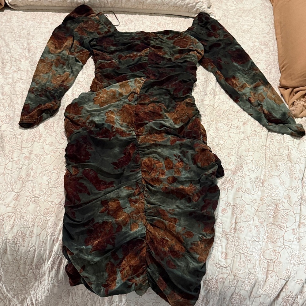VICI-Cheers To Me Ruched Floral Velvet
Midi Dress - Olive - Picture 7 of 9